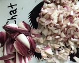 Une image de l'étape 2 de Salade de puntarelle endives rouges fenouil tomates et jambon blanc sauce oignon.