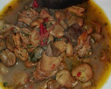Foto del paso 2 de la receta: Guiso de habas frescas con revoltillo de cordero y morcilla de cebolla cordero