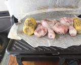 Foto del paso 3 de la receta: Jamoncitos de pollo con mazorcas de maíz al grill doble