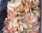 Hình bước làm 2 của món Sò lụa xào sa tế tỏi