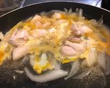 A picture of step 6 of Super Easy Oyako Donburi with Shirodashi.