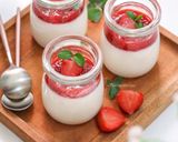 Foto langkah ke 5 dari resep Panna Cotta w/ homemade sauce (strawberry & blueberry).