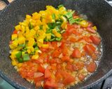 Une image de l'étape 10 de Riz aux poivrons tricolores, saucisses alsaciennes, tomates et pesto.