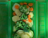 Foto del paso 3 de la receta: Cuarto trasero de pollo al horno acompañado de verduras al vapor en estuche Lékué