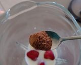Foto del paso 2 de la receta: Yogur de frutilla con quinua, almendras y semillas de maravilla