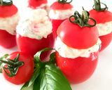 Une image de l'étape 3 de Tomates cocktail farcies à la ricotta et basilic.