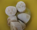 A picture of step 1 of Curd and banana smoothie.