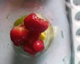 Foto langkah ke 2 dari resep Strawberry Lemon Soda.