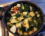 Une image de l'étape 1 de Soupe de courgettes aux carottes râpées.