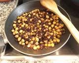 Foto del paso 4 de la receta: Garbanzos, morcilla y salsa de yogur con huevo a la plancha