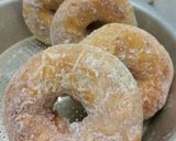 Foto langkah ke 7 dari resep Donat 4 bahan empuk simple banget.