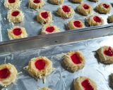 Foto langkah ke 6 dari resep Thumbrpint Cookies Strawberry 🍓.