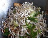 Foto langkah ke 4 dari resep Dadar Telur Cah Toge.