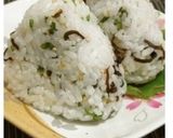 A picture of step 8 of Shiso-Scented Rice Balls with Sesame and Salted Kelp.