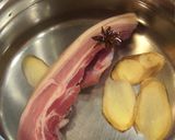 A picture of step 2 of Suan Ni Bai Rou (Boiled Sliced Pork with Garlic Sauce).