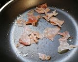 Foto del passaggio 3 della ricetta Risotto ai  carciofi, con speck croccante, cialde di parmigiano, e curcuma