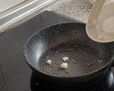 Foto del paso 4 de la receta: Chuletas de cordero rebozadas con pasta y espinacas