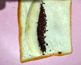 Foto langkah ke 2 dari resep Roti Tawar Goreng isi pisang coklat.