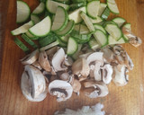 Foto del paso 1 de la receta: Omelette de champiñón y calabacitas