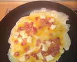 Foto del paso 5 de la receta Tortilla liada de taquitos de jamón y quesitos