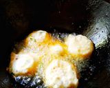 A picture of step 4 of Urad dal bonda.