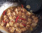 Foto langkah ke 3 dari resep Tumis udang dadakan.