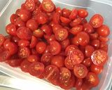 Une image de l'étape 5 de Salade de tomates cerises aux pickles, olives et feta.