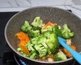 Foto langkah ke 2 dari resep Tumis Brokoli Wortel.