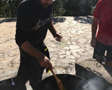 Foto del paso 2 de la receta: Paella de mar y campo a la leña
