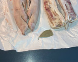 Foto del paso 1 de la receta: Manitas de Cerdo guisadas
