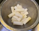 Hình bước làm 1 của món Tokbokki xào kim chi xúc xích