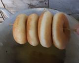 Foto langkah ke 5 dari resep Donat Maizena Topping Glazing Simple.