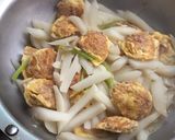 Foto langkah ke 9 dari resep Lobak putih masak Daging ayam cincang Goreng telur.