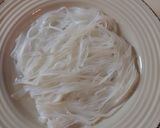 Φωτογραφία βήματος 1 της συνταγής Noodles ρυζιού με σάλτσα σόγιας και μανιταριών