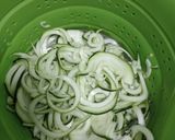 Foto del paso 2 de la receta: 🥒Cintas de calabacín con almejas a la marinera⚓