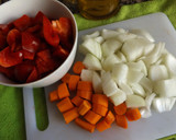 Foto del paso 1 de la receta: Guiso de pollo al whisky con corazones de alcachofas en salsa de pimiento