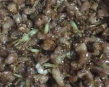 Hình bước làm 2 của món Thịt heo kho sả, hành, mè