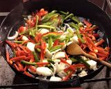Foto del paso 3 de la receta: Pollo al disco, con vegetales y arroz 🥘