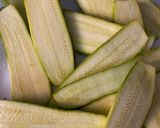 عکس مرحله 1 از دستور کدو گریل شده رژیمی با پنیر
