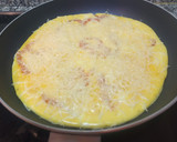 Foto del paso 5 de la receta: Tortilla de tomate y queso mozzarella rallado