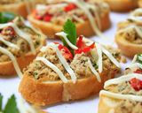 Foto langkah ke 7 dari resep Tomato & Tuna Bruschetta.