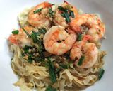 รูปขั้นตอนการทำที่ 6 ของ บะหมี่หน้ากุ้งผัดเนยกระเทียม