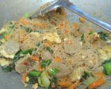 Foto langkah ke 5 dari resep Bihun Goreng Spesial.