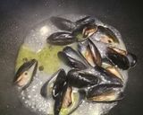 A picture of step 3 of Spaghetti with mussels and fresh tomatoes.
