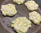 Foto del passaggio 3 della ricetta Frittatine di albume con zucchine e scalogno