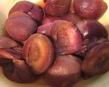 Une image de l'étape 1 de Compote de prunes et pêches jaunes à la pistache.