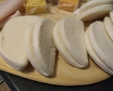Foto del paso 1 de la receta: Bao buns rellenos con aguacate y quesos cheddar y cress (berro germinado)
