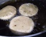 तुरीच्या ओल्या हिरव्या दाण्यांची कणकेच्या कचोरी (turiche herve dananchi kachori recipe in marathi) रेसिपी स्टेप 8 फोटो 