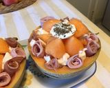 Une image de l'étape 6 de Melon aux deux jambons,mozzarella di buffala et basilic.