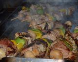 Foto del paso 5 de la receta: Brochetas de bondiola y champiñones